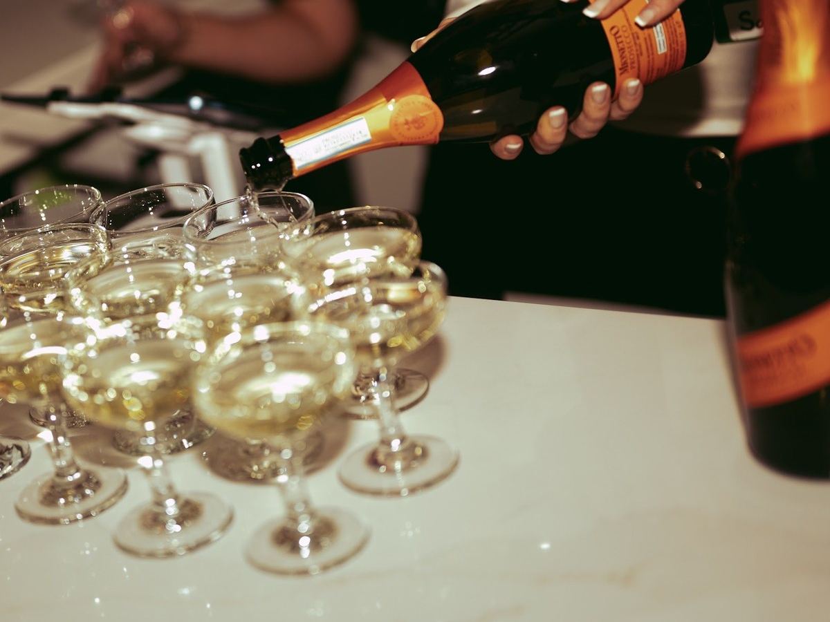 Champagne poured into coupe glasses at Den 1880